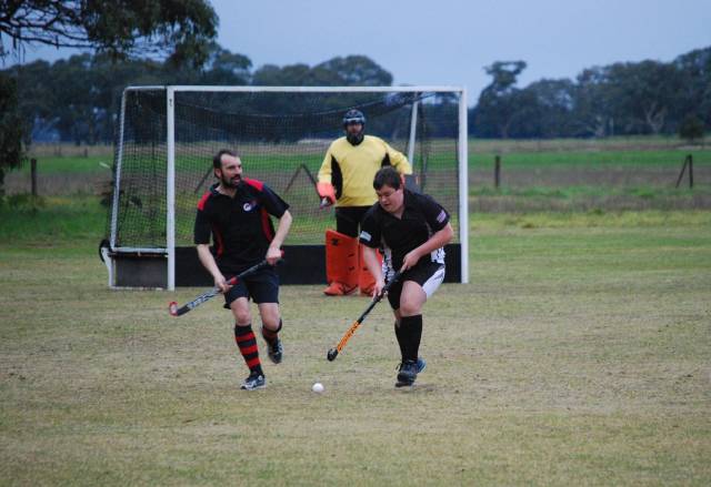 Hockey players brave rain